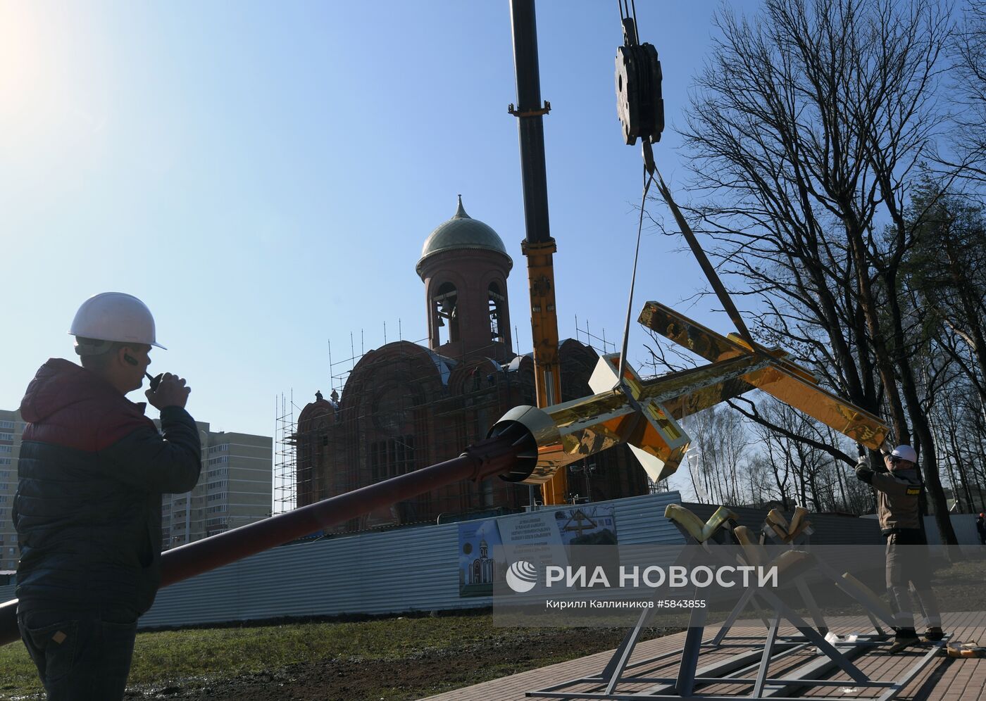 Установка креста на главный храм Росгвардии 