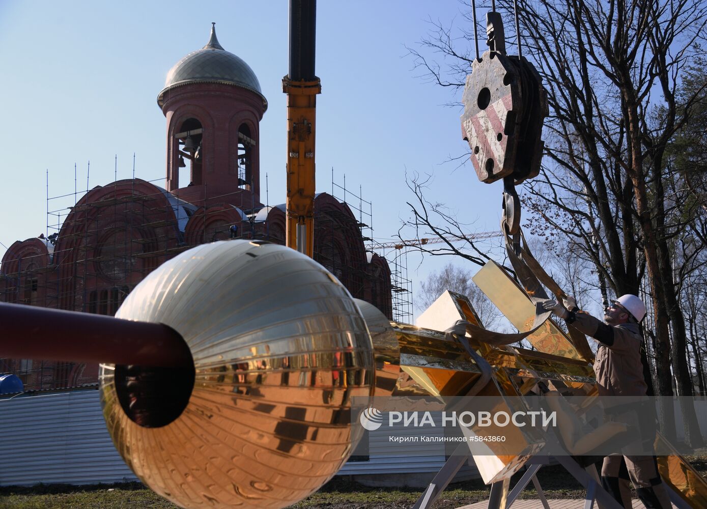 Установка креста на главный храм Росгвардии