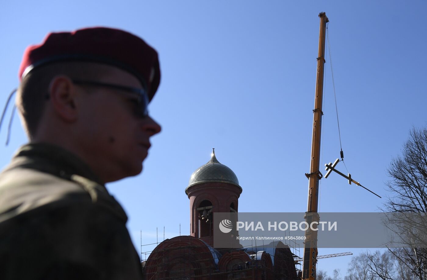 Установка креста на главный храм Росгвардии 