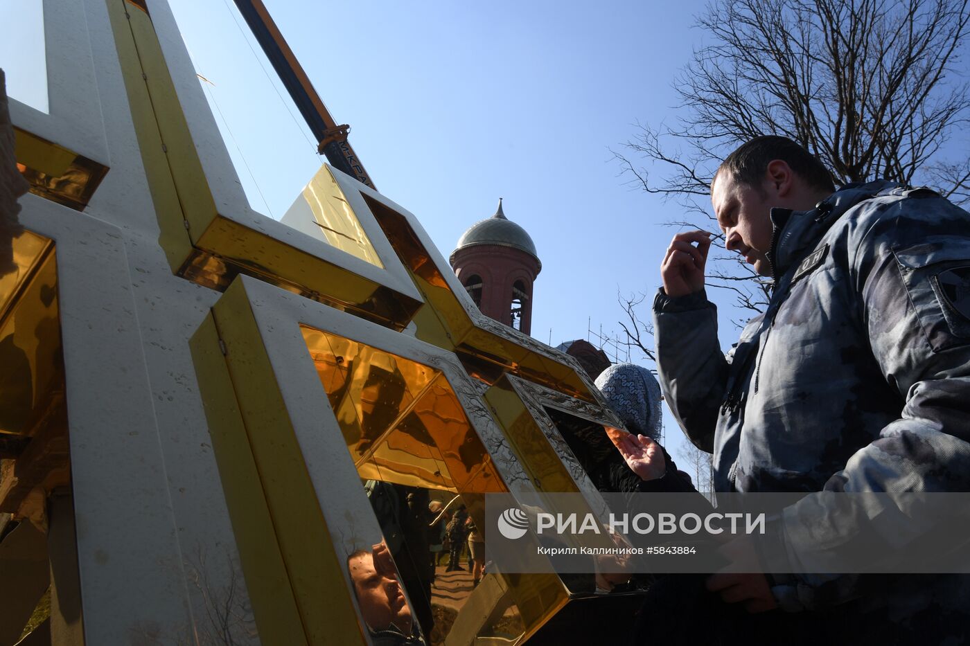 Установка креста на главный храм Росгвардии 