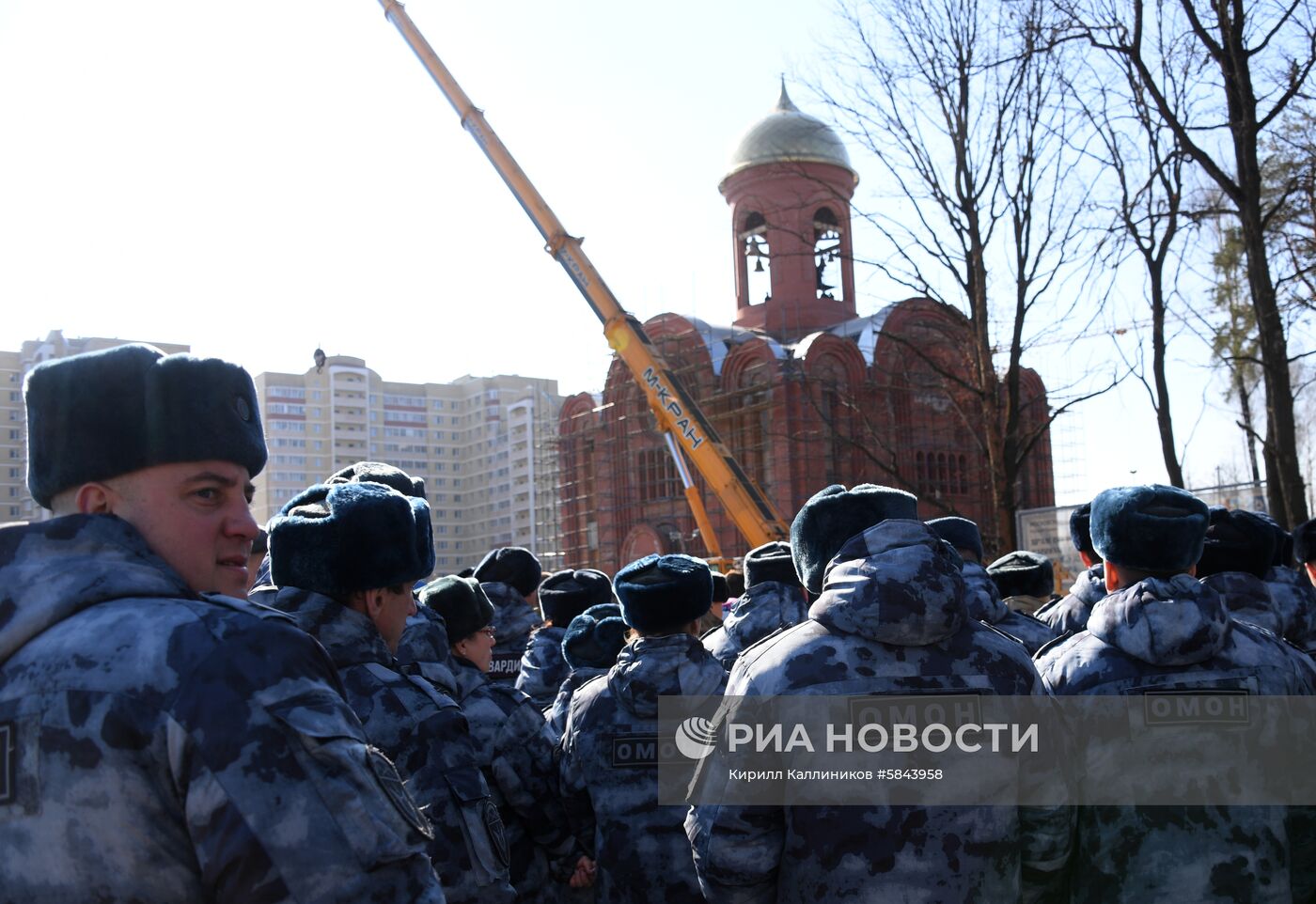 Установка креста на главный храм Росгвардии 