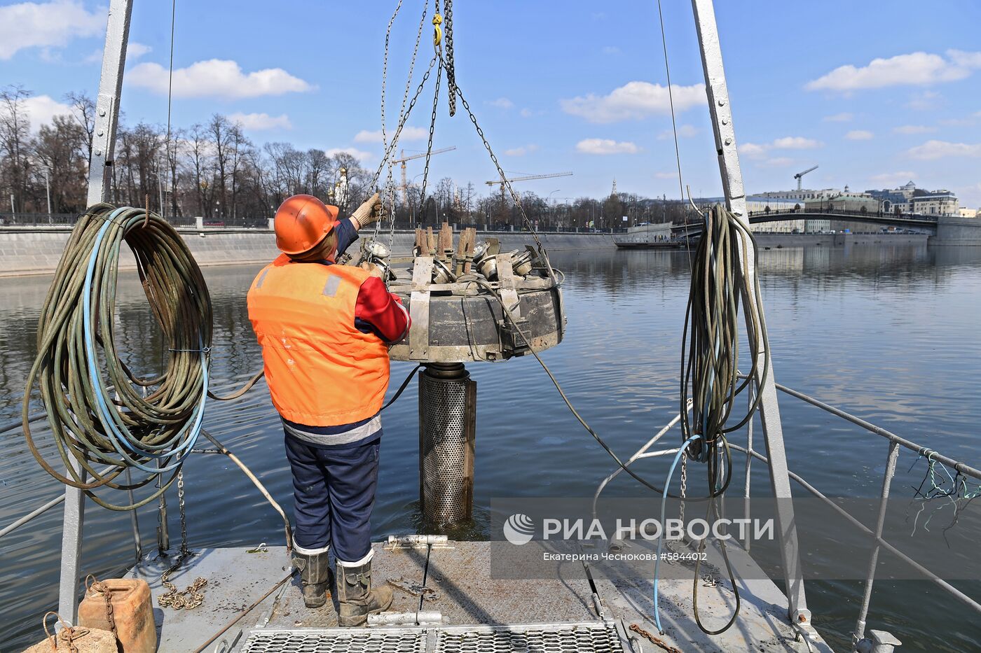 Установка плавающих фонтанов на Водоотводном канале