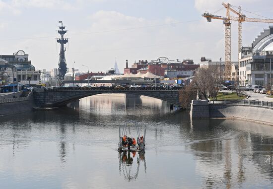 Установка плавающих фонтанов на Водоотводном канале