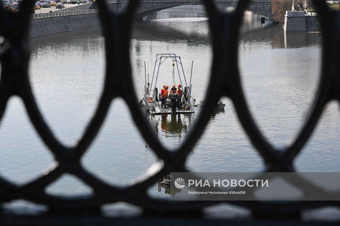 Установка плавающих фонтанов на Водоотводном канале