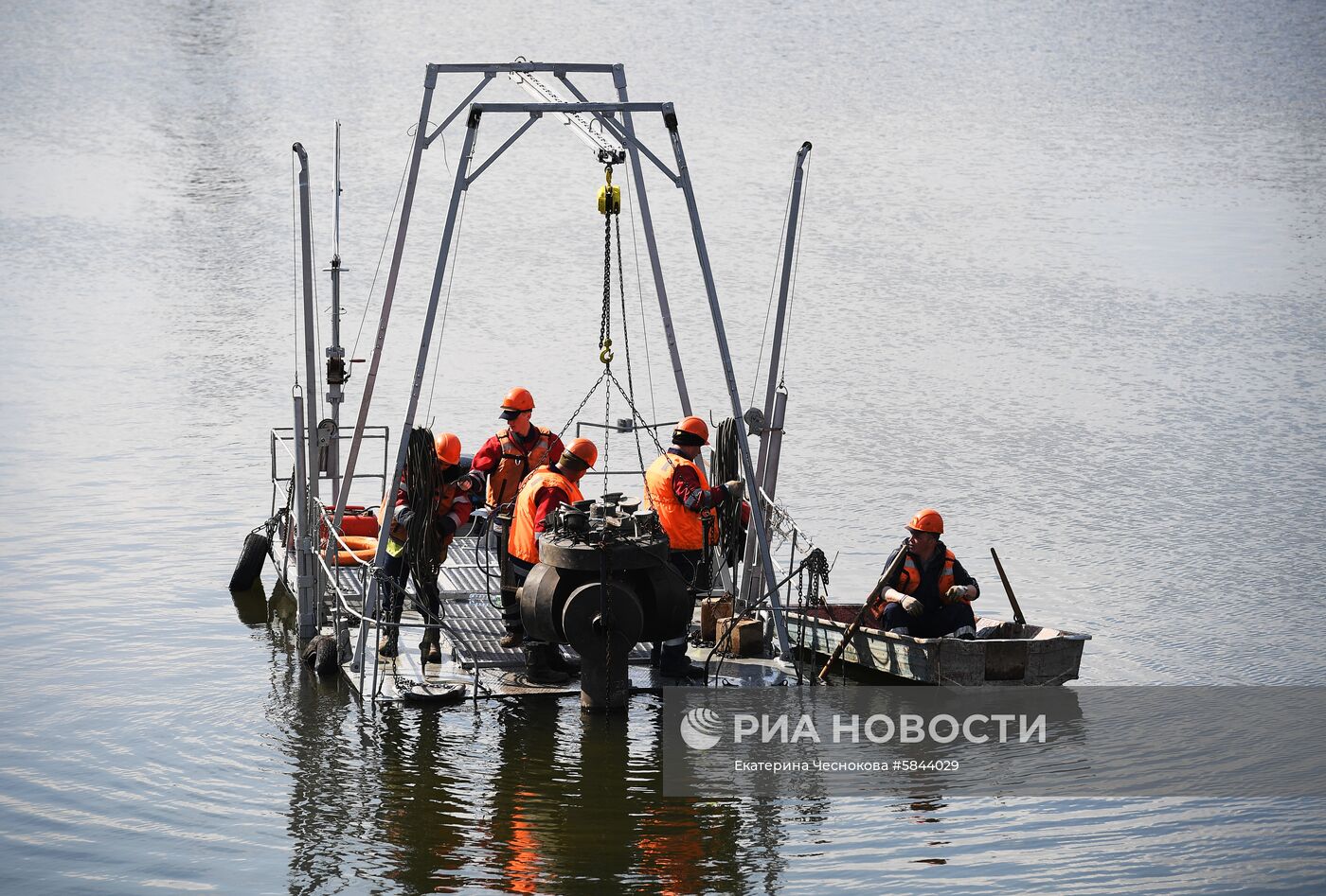 Установка плавающих фонтанов на Водоотводном канале