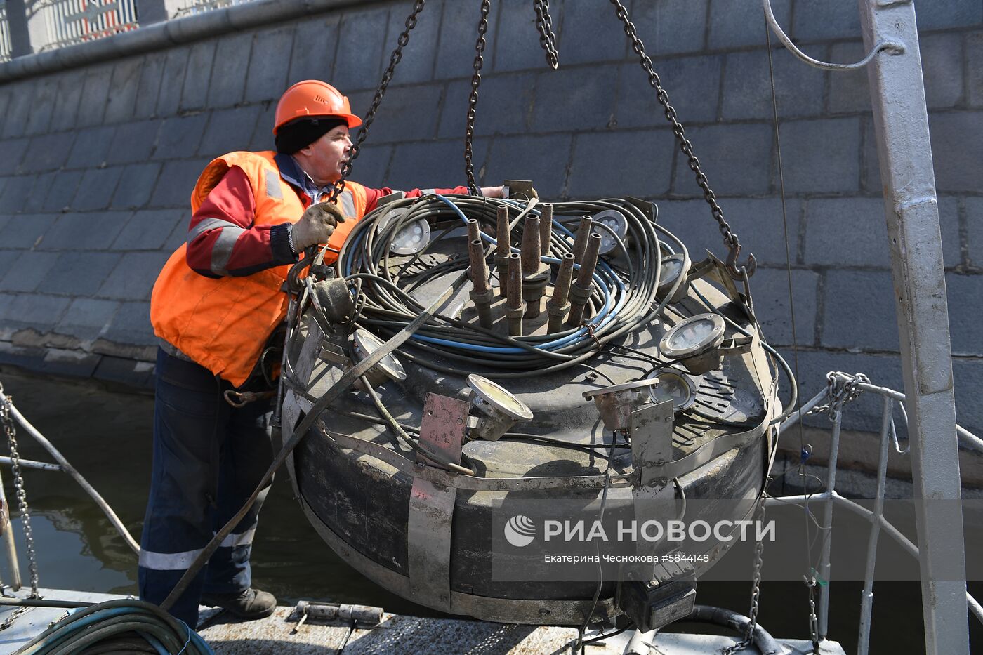 Установка плавающих фонтанов на Водоотводном канале