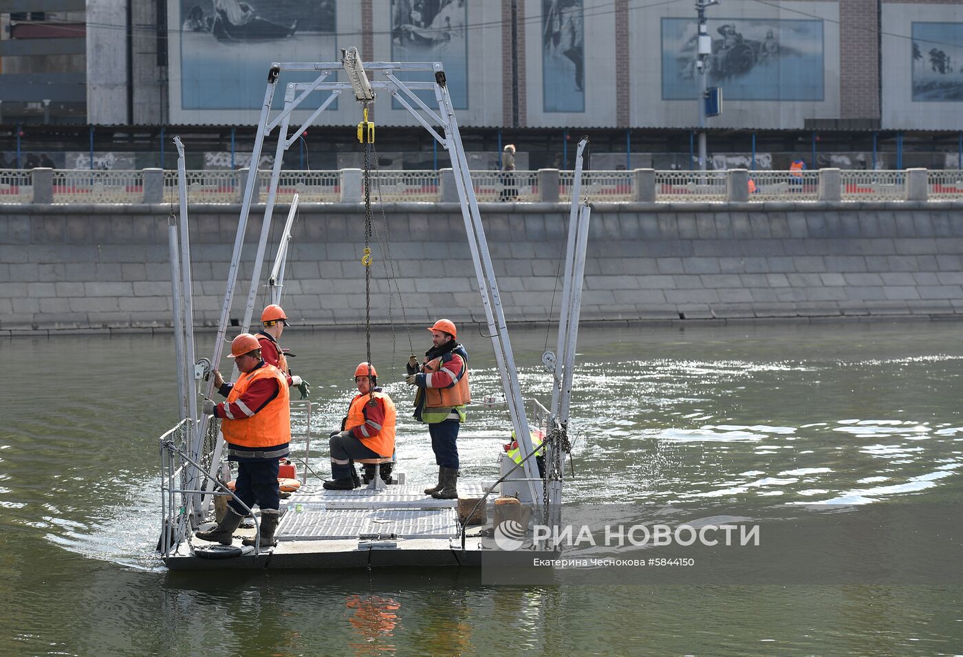 Установка плавающих фонтанов на Водоотводном канале