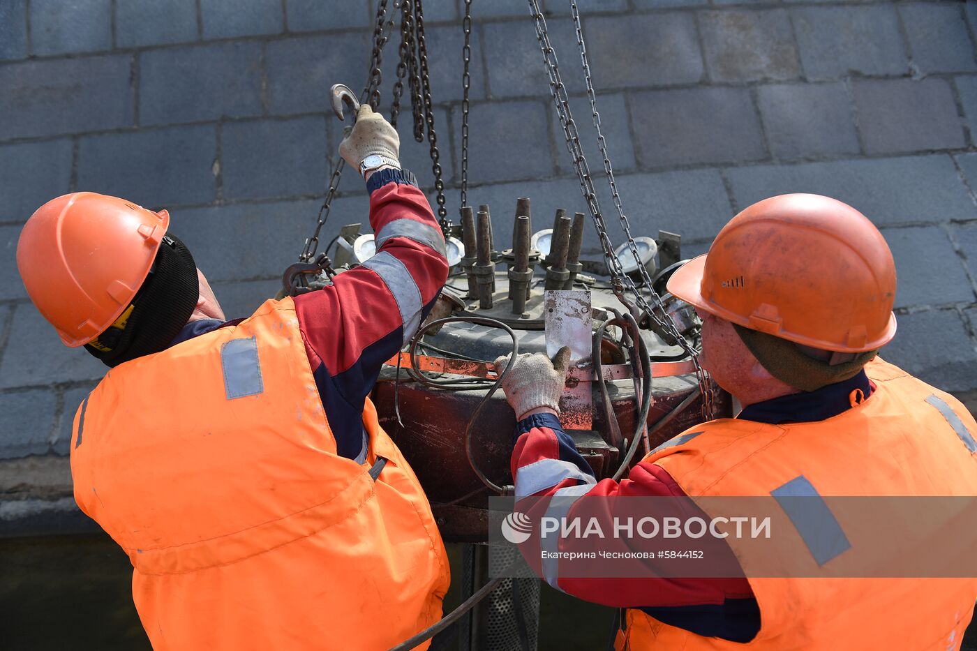 Установка плавающих фонтанов на Водоотводном канале