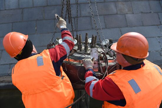 Установка плавающих фонтанов на Водоотводном канале