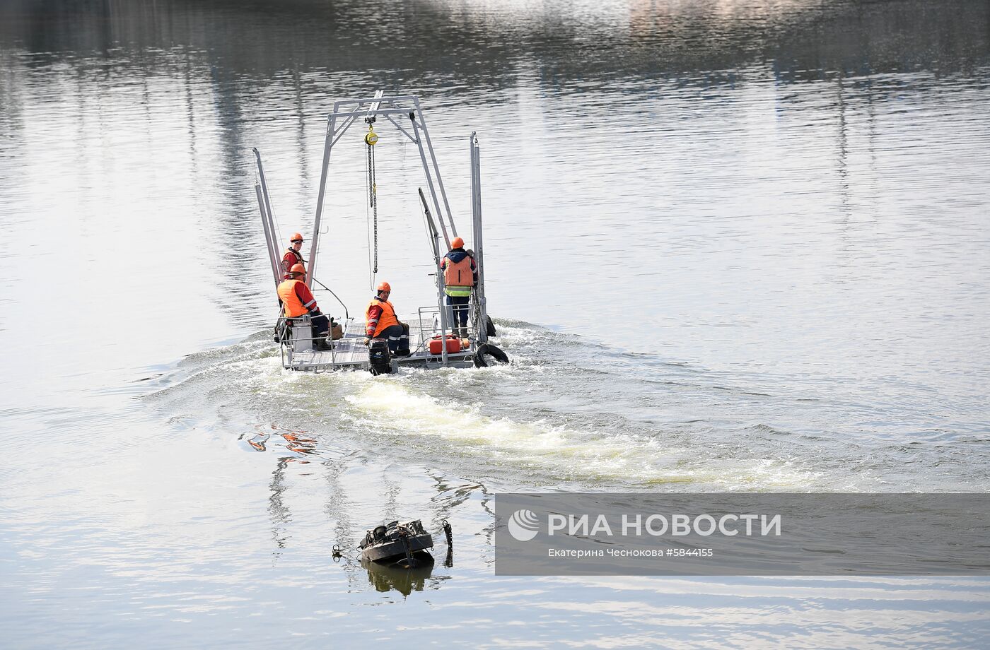 Установка плавающих фонтанов на Водоотводном канале