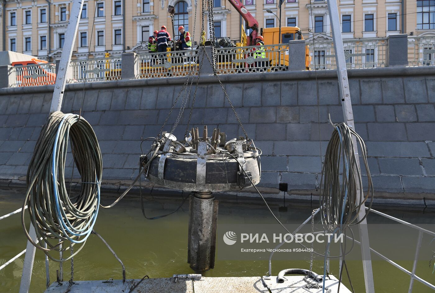 Установка плавающих фонтанов на Водоотводном канале