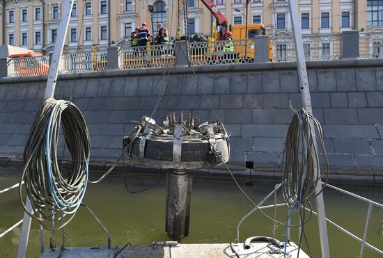 Установка плавающих фонтанов на Водоотводном канале