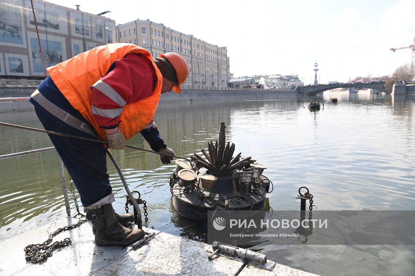 Установка плавающих фонтанов на Водоотводном канале