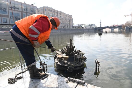 Установка плавающих фонтанов на Водоотводном канале