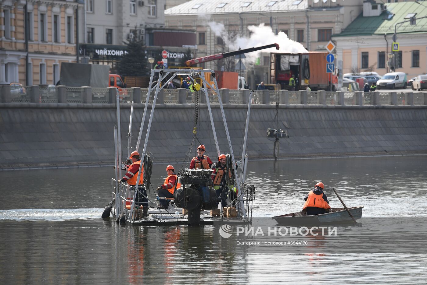 Установка плавающих фонтанов на Водоотводном канале