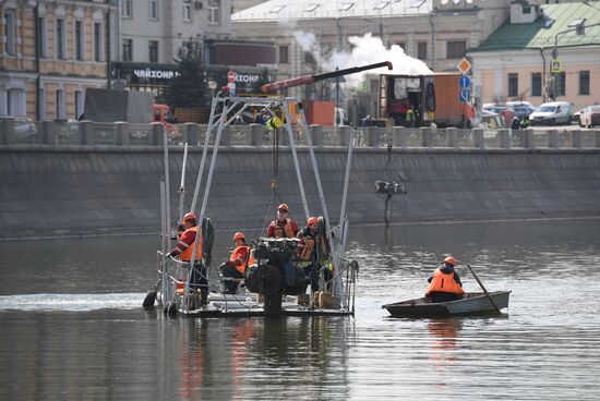 Установка плавающих фонтанов на Водоотводном канале