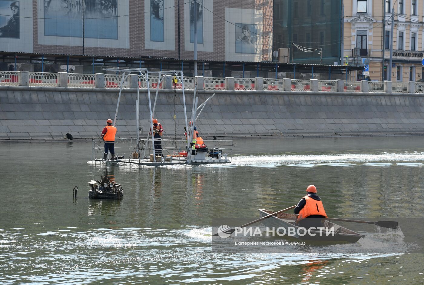 Установка плавающих фонтанов на Водоотводном канале