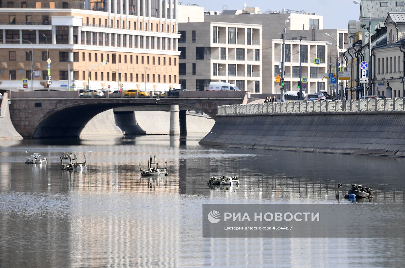 Установка плавающих фонтанов на Водоотводном канале