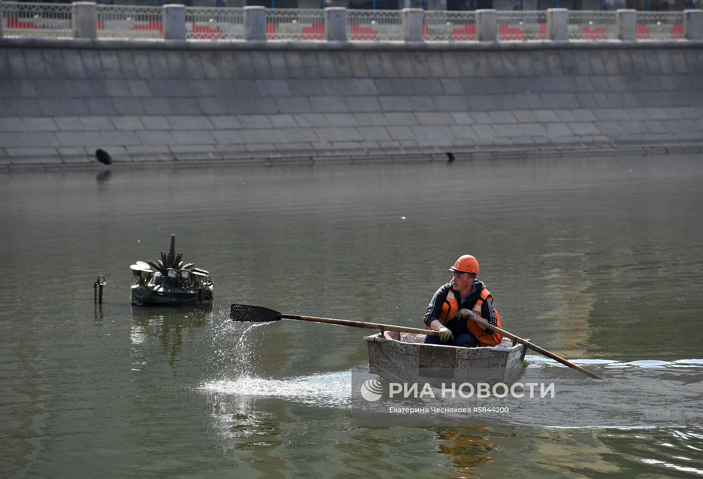 Установка плавающих фонтанов на Водоотводном канале