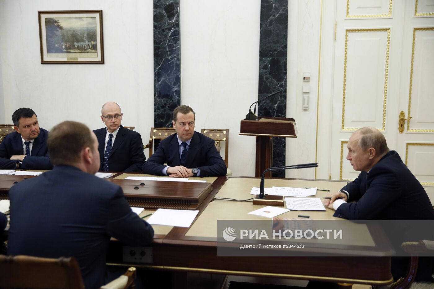 Президент РФ В. Путин провел совещание с членами правительства РФ