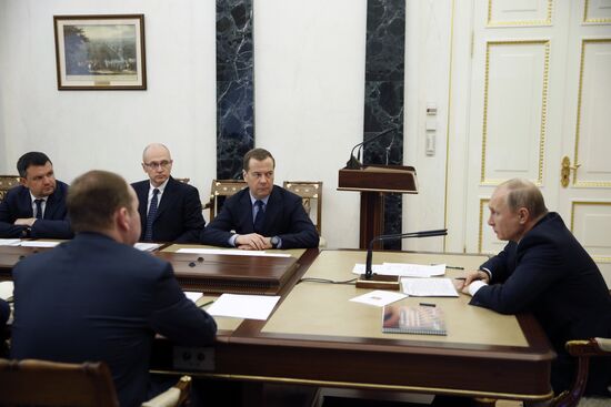 Президент РФ В. Путин провел совещание с членами правительства РФ