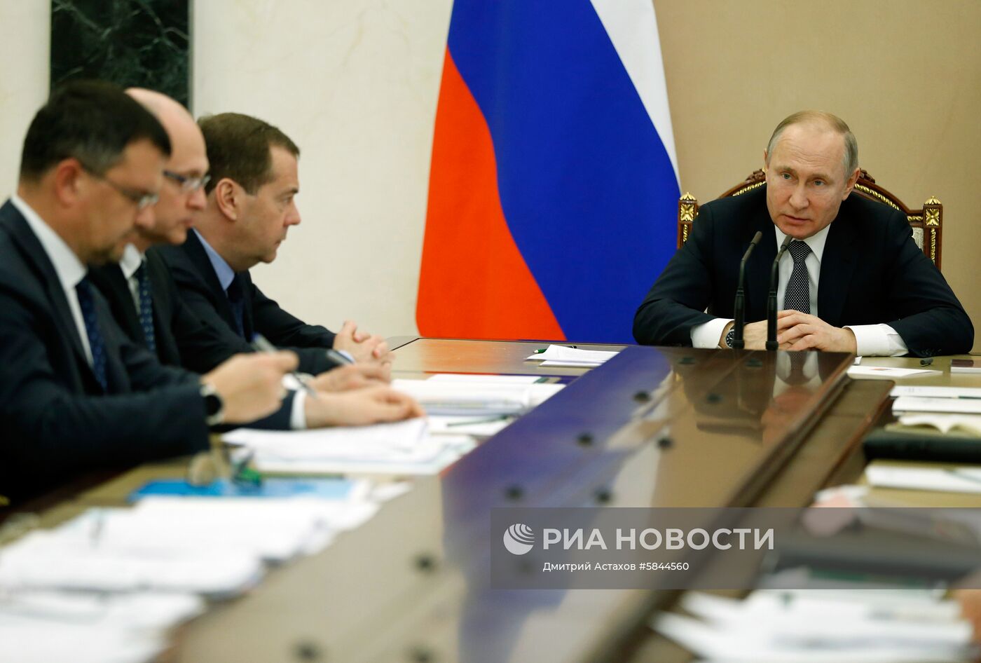 Президент РФ В. Путин провел совещание с членами правительства РФ