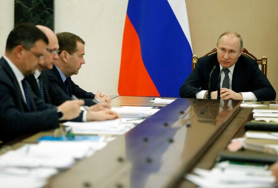 Президент РФ В. Путин провел совещание с членами правительства РФ