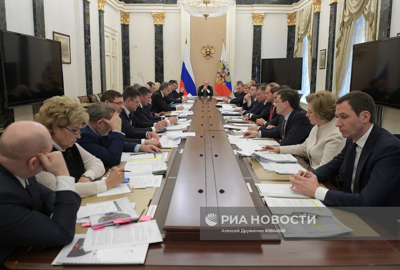 Президент РФ В. Путин провел совещание с членами правительства РФ