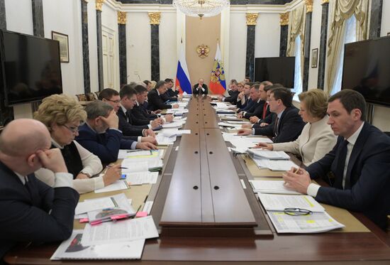 Президент РФ В. Путин провел совещание с членами правительства РФ