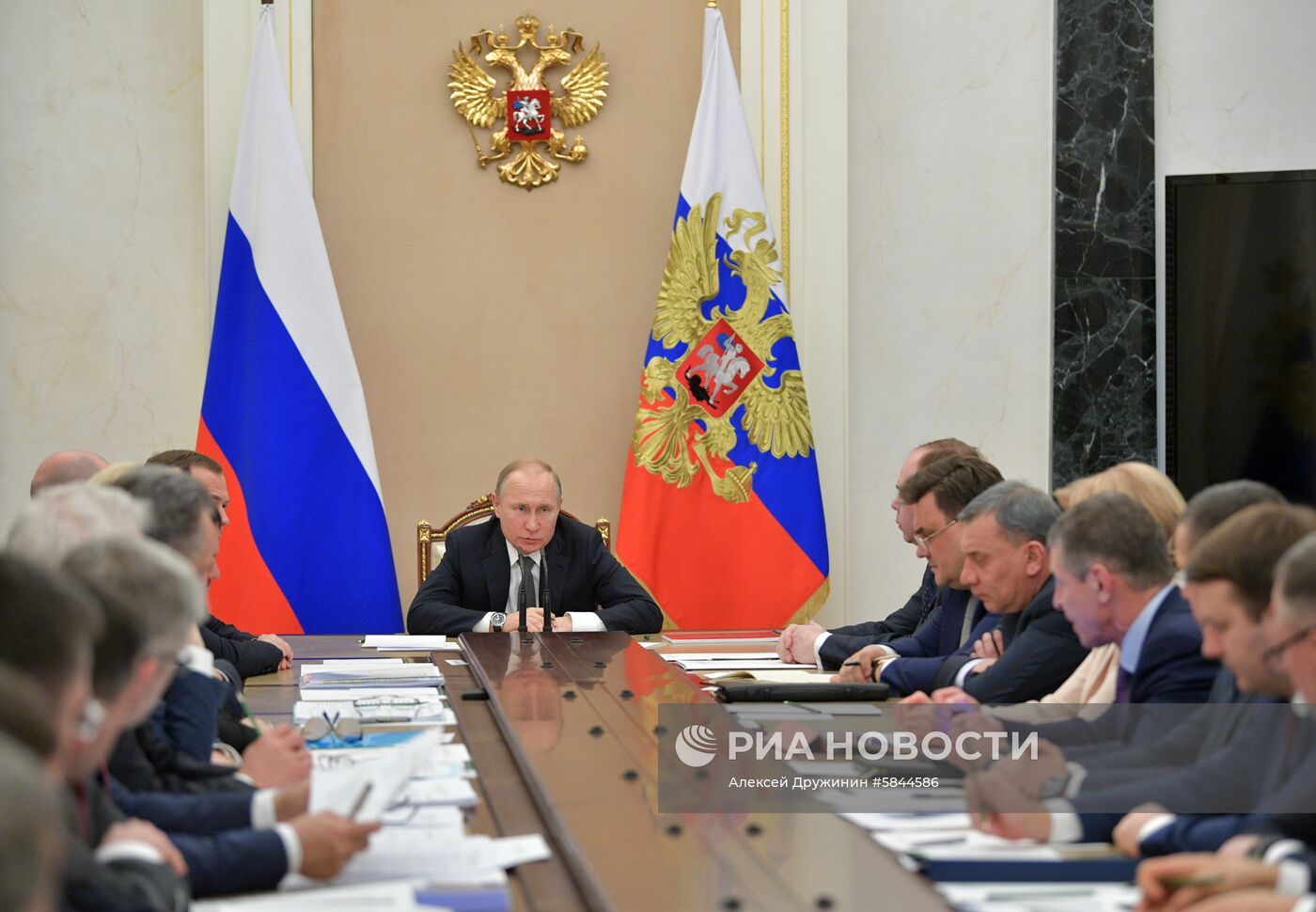 Президент РФ В. Путин провел совещание с членами правительства РФ