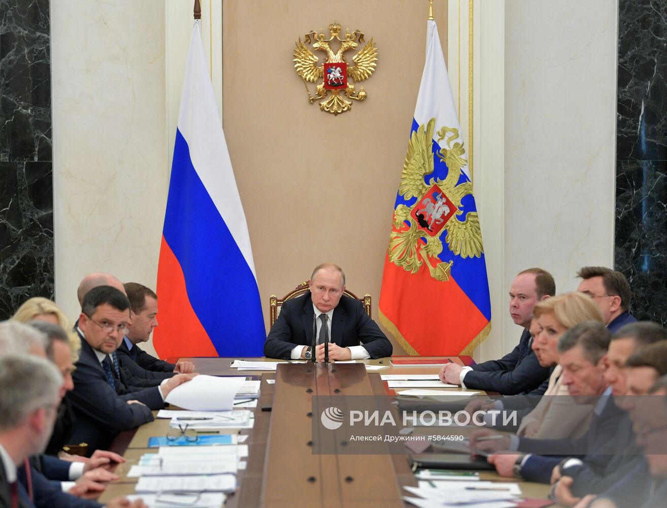 Президент РФ В. Путин провел совещание с членами правительства РФ
