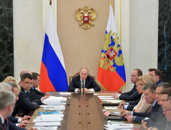 Президент РФ В. Путин провел совещание с членами правительства РФ