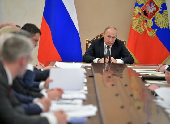 Президент РФ В. Путин провел совещание с членами правительства РФ