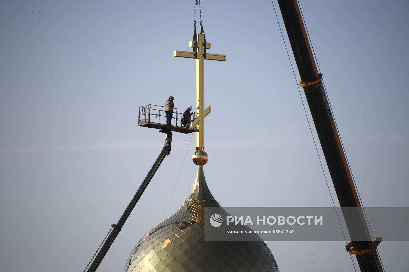 Установка креста на главный храм Росгвардии