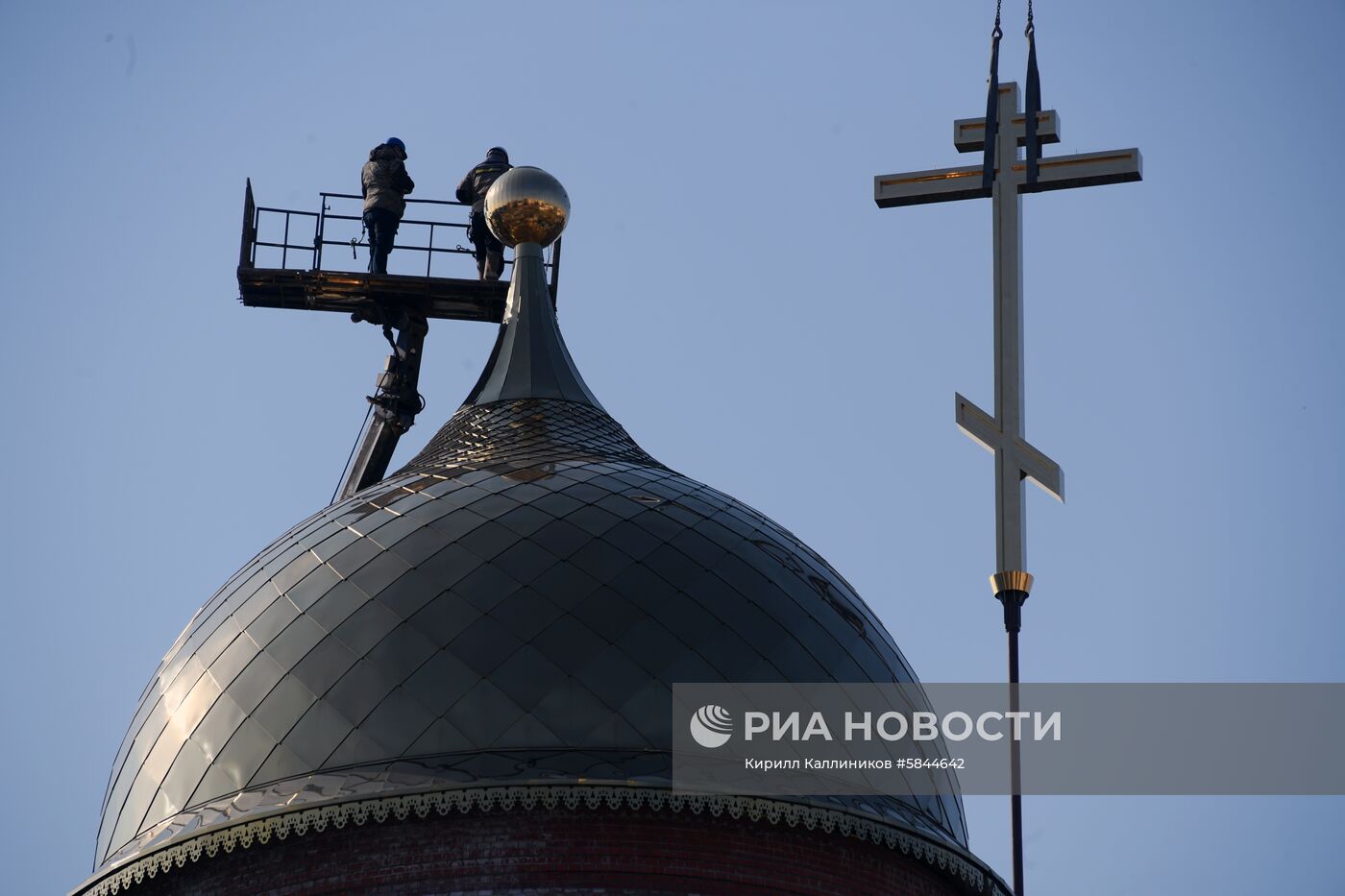 Установка креста на главный храм Росгвардии 