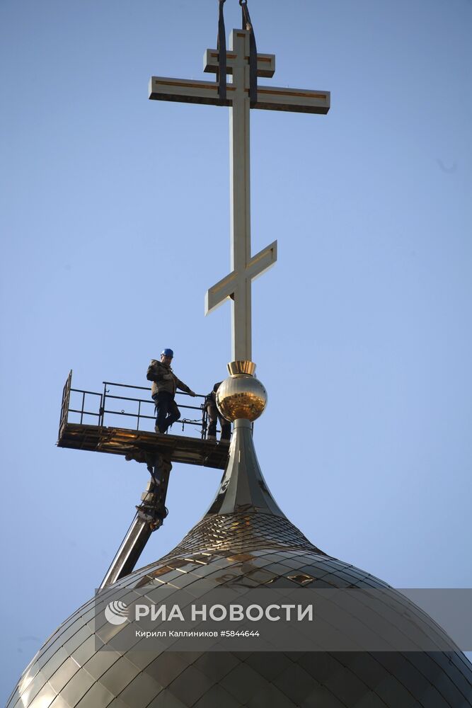 Установка креста на главный храм Росгвардии