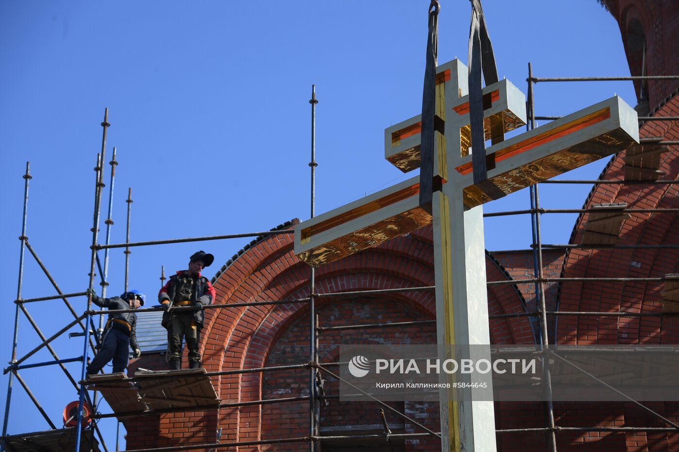 Установка креста на главный храм Росгвардии