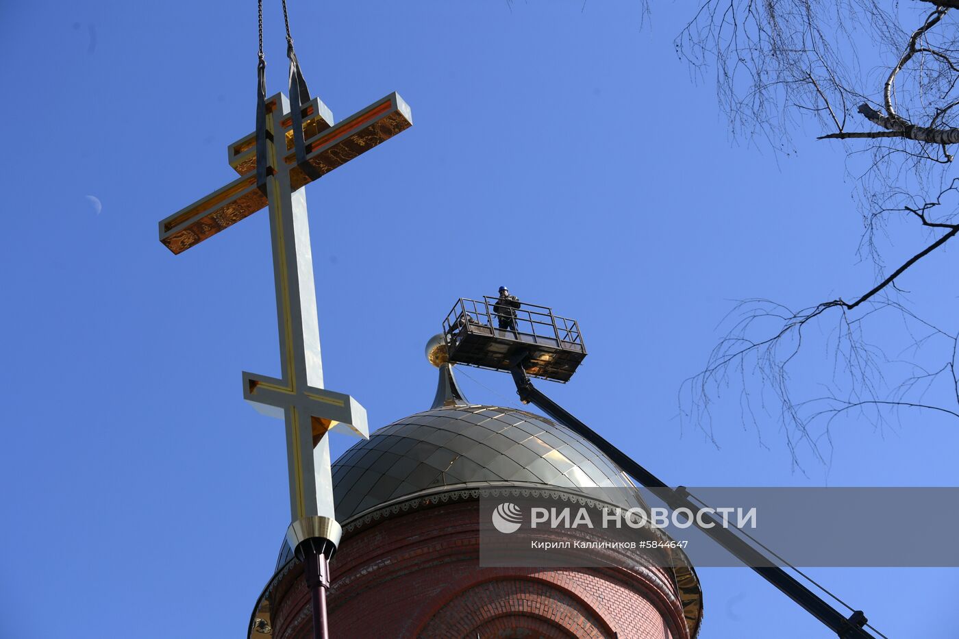 Установка креста на главный храм Росгвардии