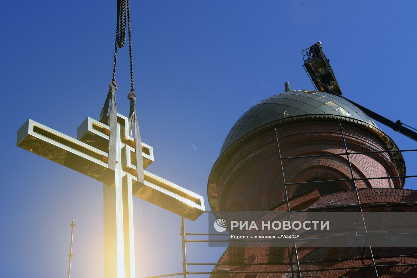 Установка креста на главный храм Росгвардии
