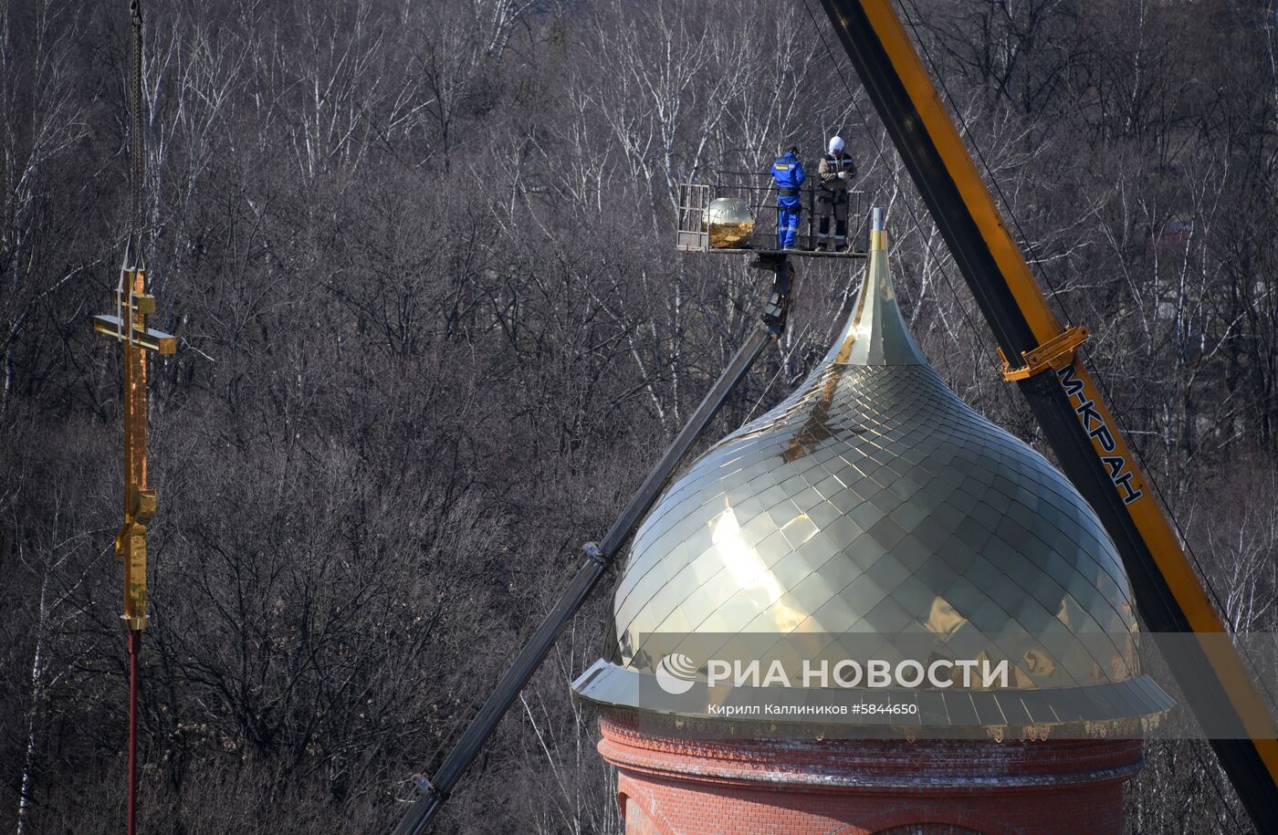 Установка креста на главный храм Росгвардии