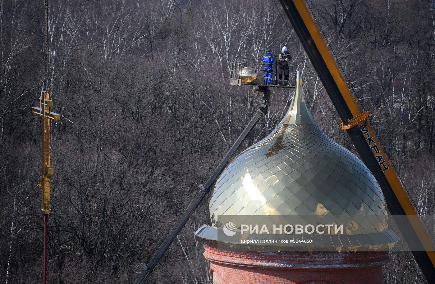 Установка креста на главный храм Росгвардии 