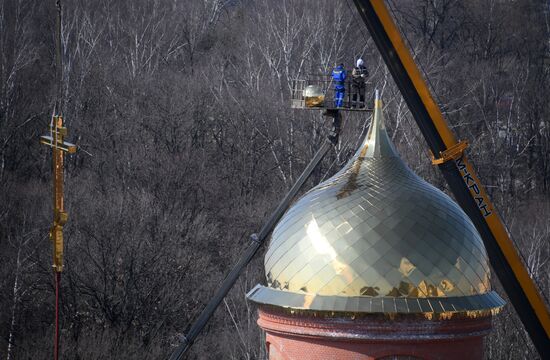 Установка креста на главный храм Росгвардии 