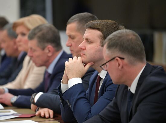 Президент РФ В. Путин провел совещание с членами правительства РФ