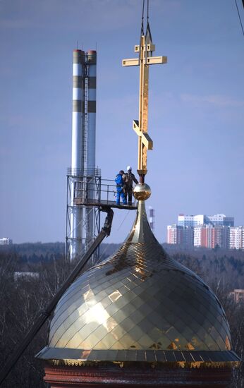 Установка креста на главный храм Росгвардии 