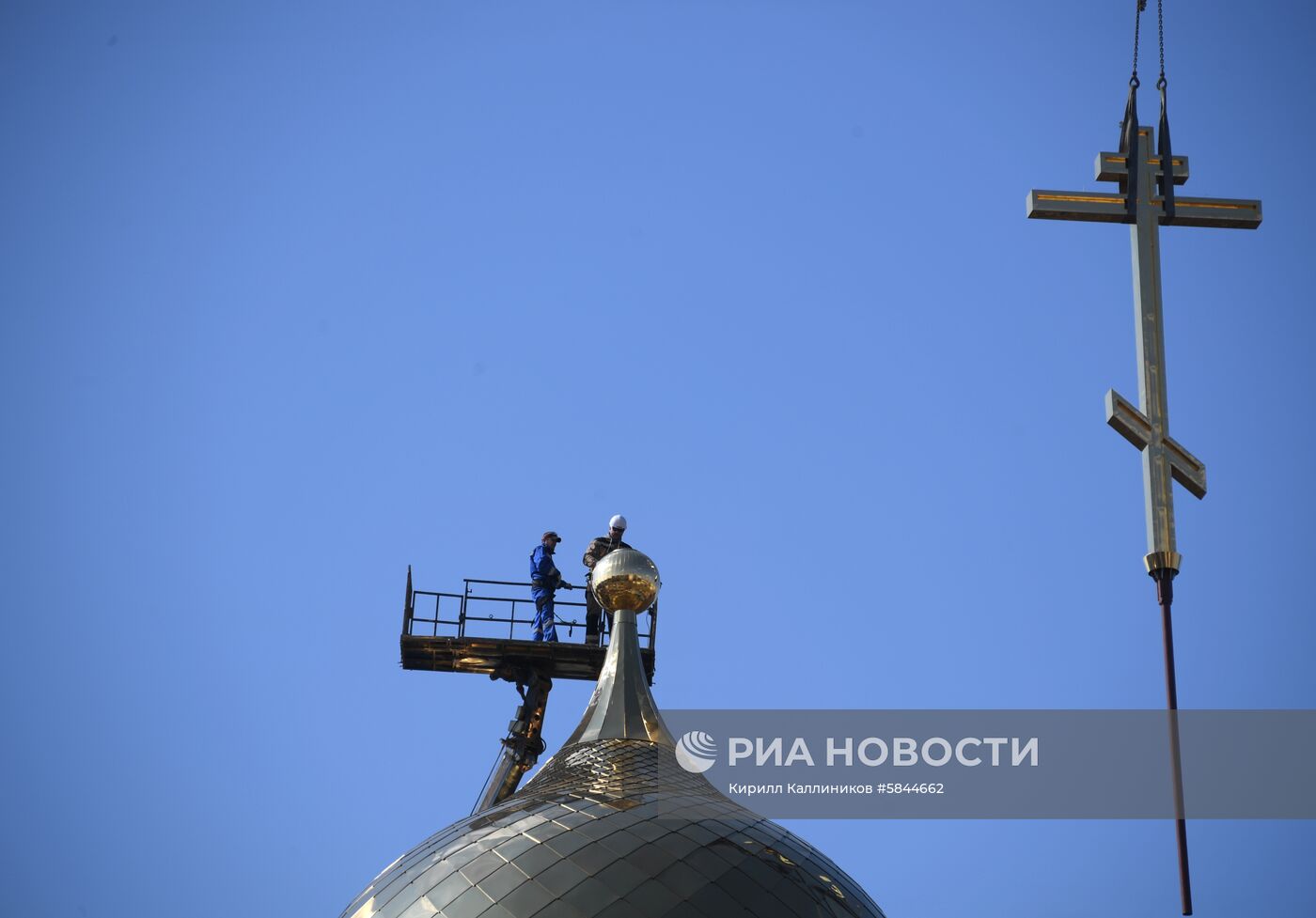 Установка креста на главный храм Росгвардии 