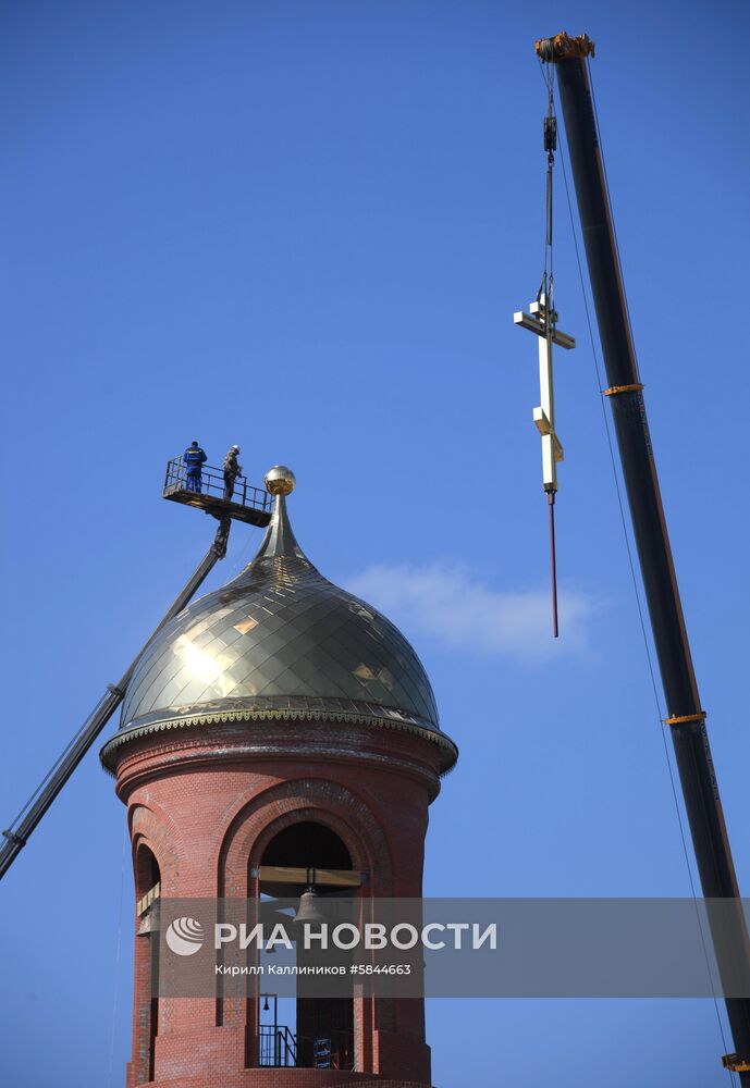 Установка креста на главный храм Росгвардии