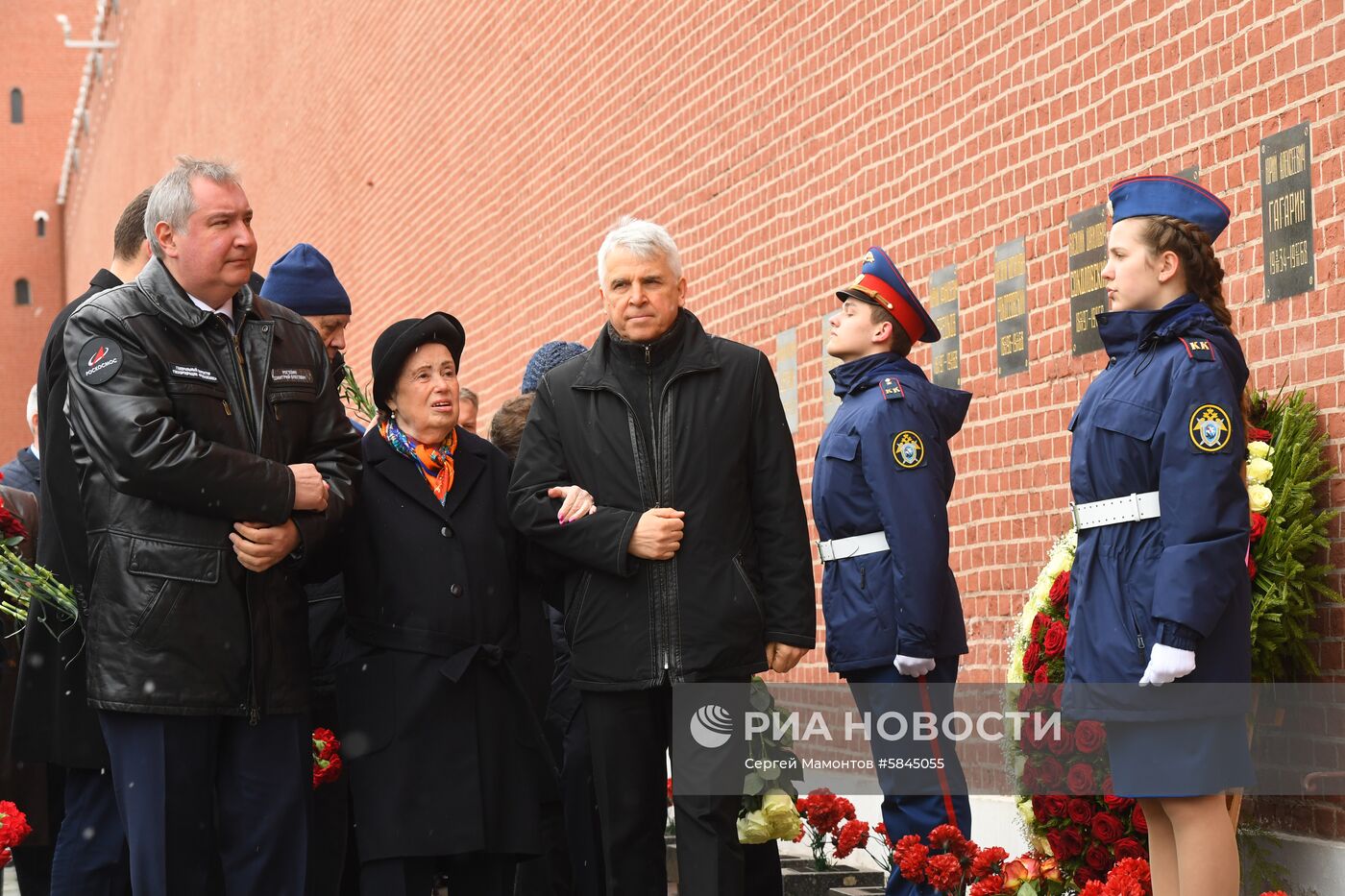 Возложение цветов к могиле Ю. Гагарина у Кремлевской стены