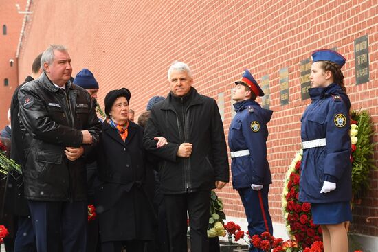 Возложение цветов к могиле Ю. Гагарина у Кремлевской стены