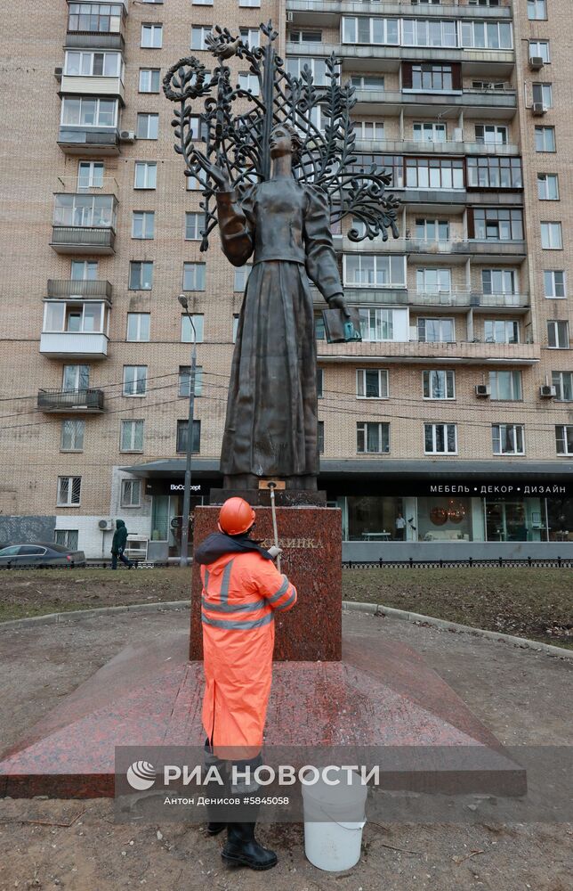 Мойка памятника Лесе Украинке после зимы