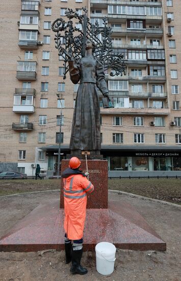 Мойка памятника Лесе Украинке после зимы